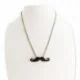 Collier pendentif moustache noire élégante