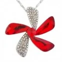 Collier grosse fleur aux pétales en strass et faux cristal rouge