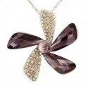 Collier au pendentif floral strass et faux cristal violet