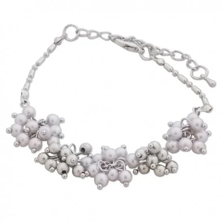 Bracelet aux compositions de perles blanches et grises
