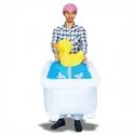 Costume gonflable homme dans sa baignoire avec canard