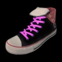 Paire de lacets rose brillant dans le noir